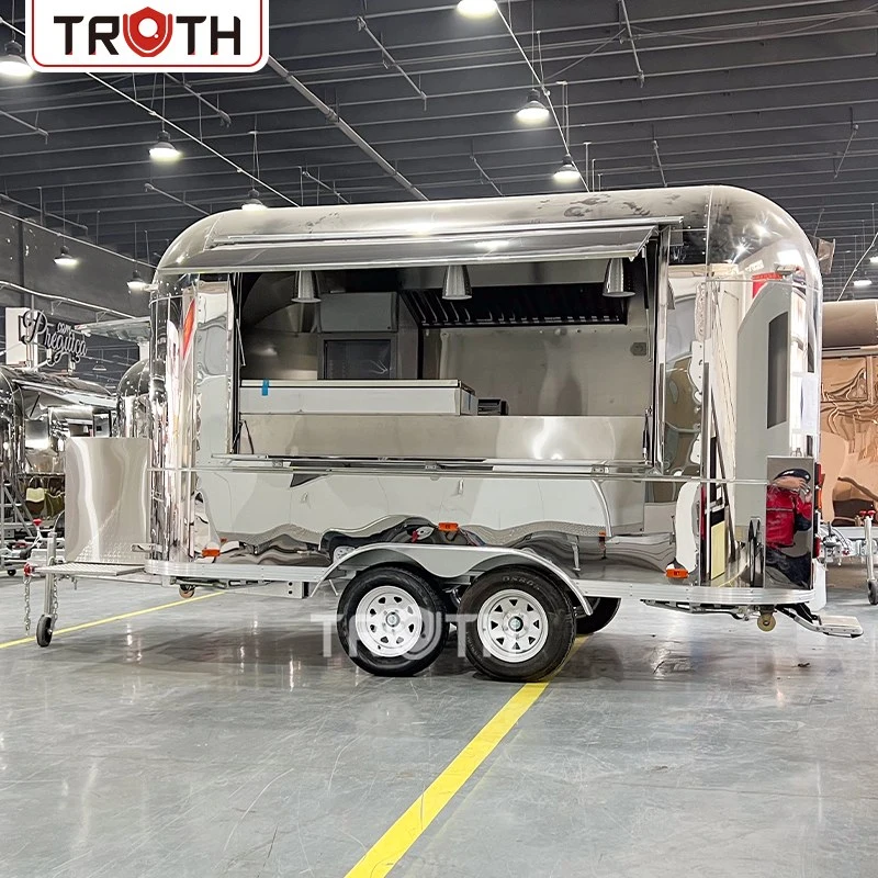 شاحنة طعام على طراز Airstream في فرنسا: مقطورة للوجبات السريعة من الفولاذ المقاوم للصدأ مصممة للأناقة والخدمة